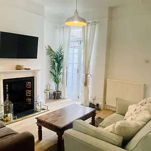  Holiday home Newly Refurbished Centre House With Parking